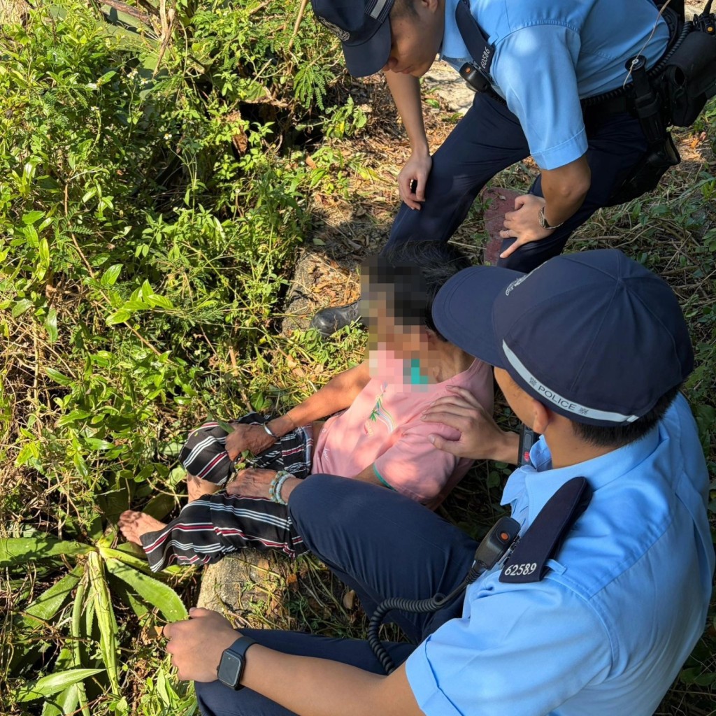 婆婆被發現時獨坐石澳一處山邊。東區警區FB