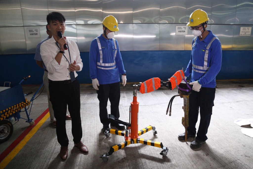 機械臂減輕工人使用風砲等開挖工具時的負重