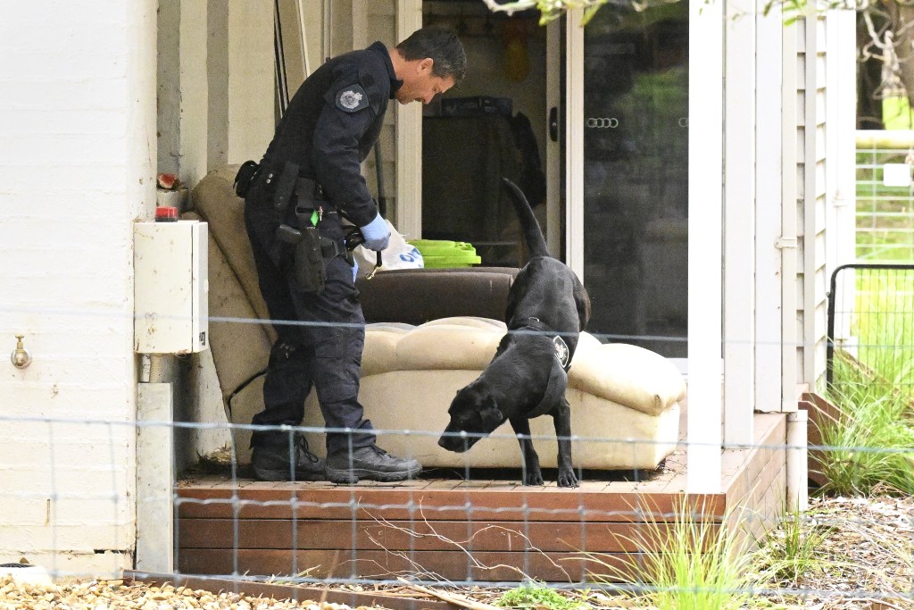 警方帶同搜索犬在帕特森的家中調查。美聯社