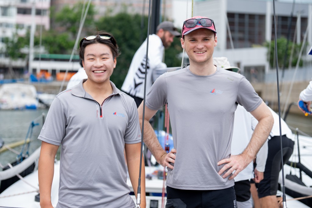 港將羅子淇(左)和前香港代表Calum Gregor(右) 一同於「Out of Africa 號」出戰大船級別，最終在組別勇奪亞軍。