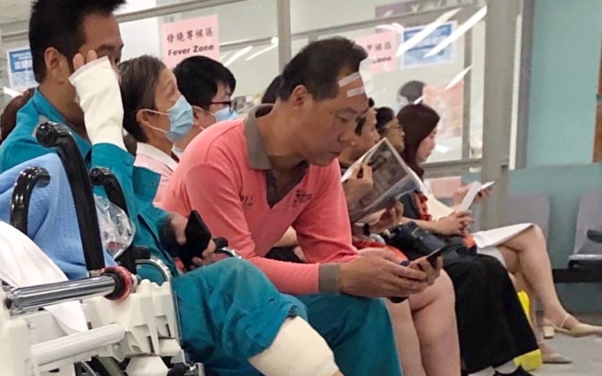 兩名傷者送往律敦治醫院治理。楊偉亨攝
