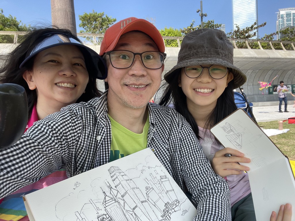 Angus策劃和女兒一起進行學科以外的活動CitySketching。(圖片來源:受訪者提供) Angus策劃和女兒一起進行學科以外的活動CitySketching。(圖片來源:受訪者提供)