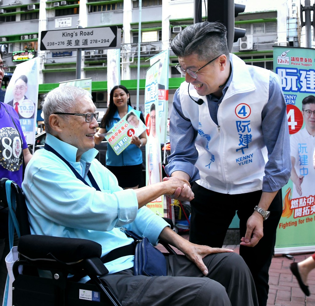 阮建中與長者互動。