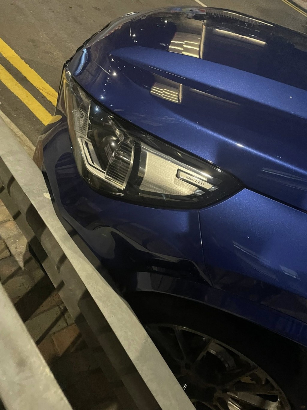 其中一部私家車撞向路邊欄杆。FB：Sam Kwok@西環變幻時