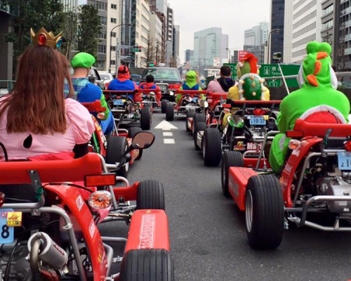 真人版「孖寶兄弟高卡車」在東京廣受外國遊客歡迎。網圖