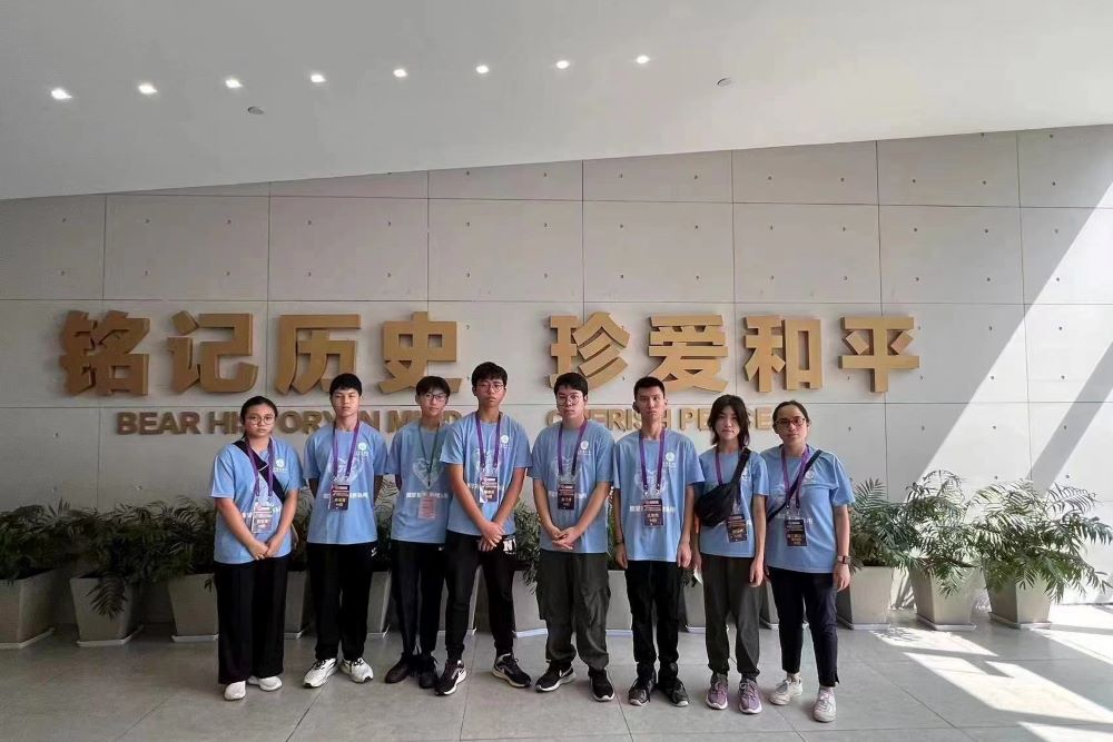 團員參觀南京大屠殺同胞紀念館後拍照留念。