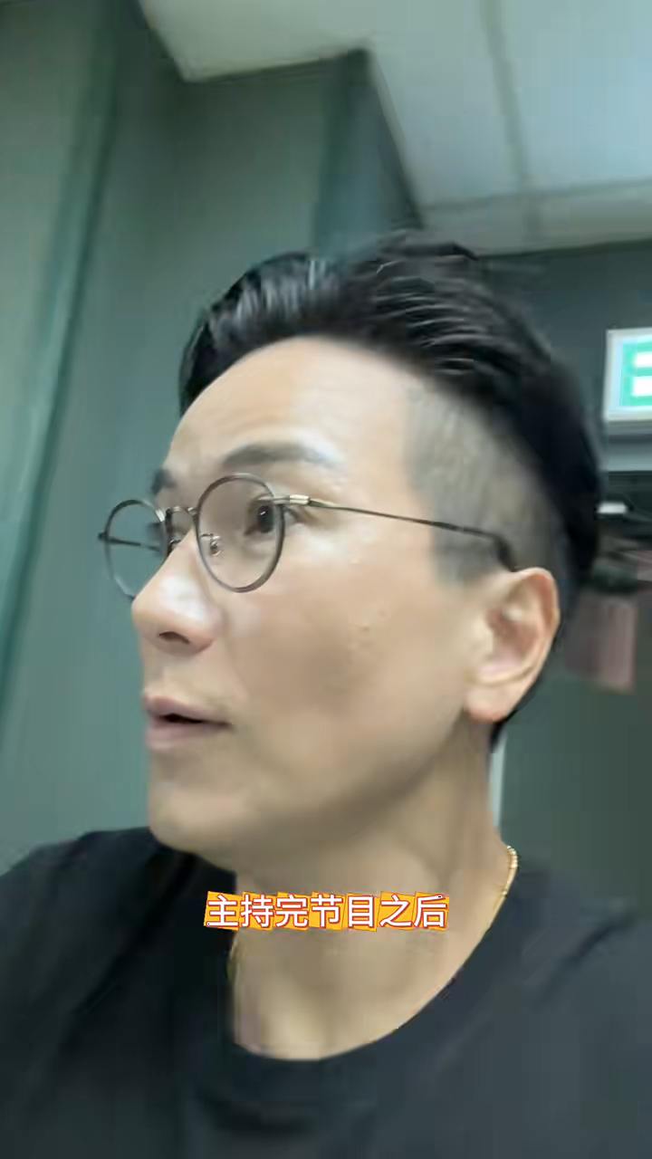 區永權表情緊張面色蒼白。 區永權表情緊張面色蒼白。