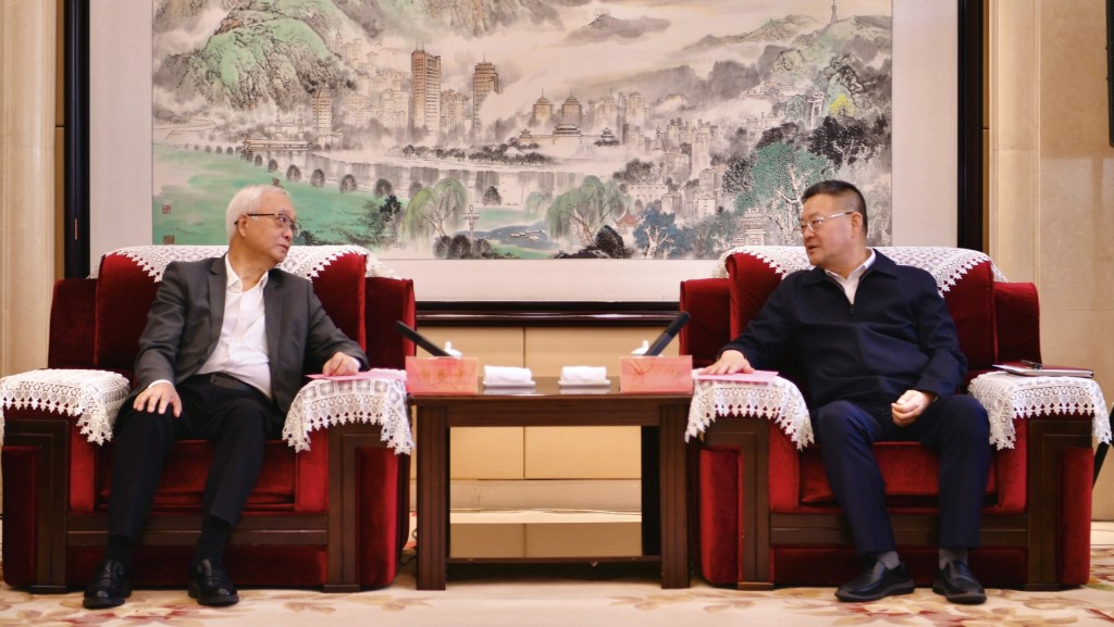 謝展寰（左）拜會青海省人民政府副省長劉濤（右）。政府新聞處