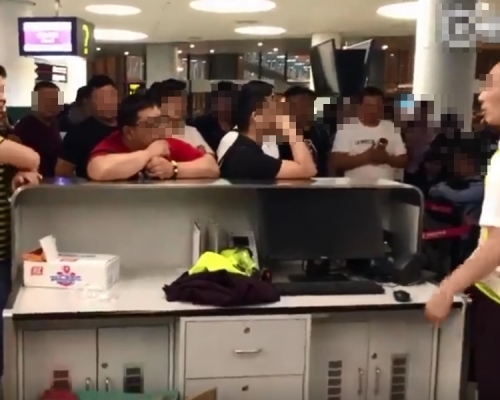 河南機場有航班延誤,部分旅客非常鼓噪,有人更要求工作人員跪低道歉。  影片截圖