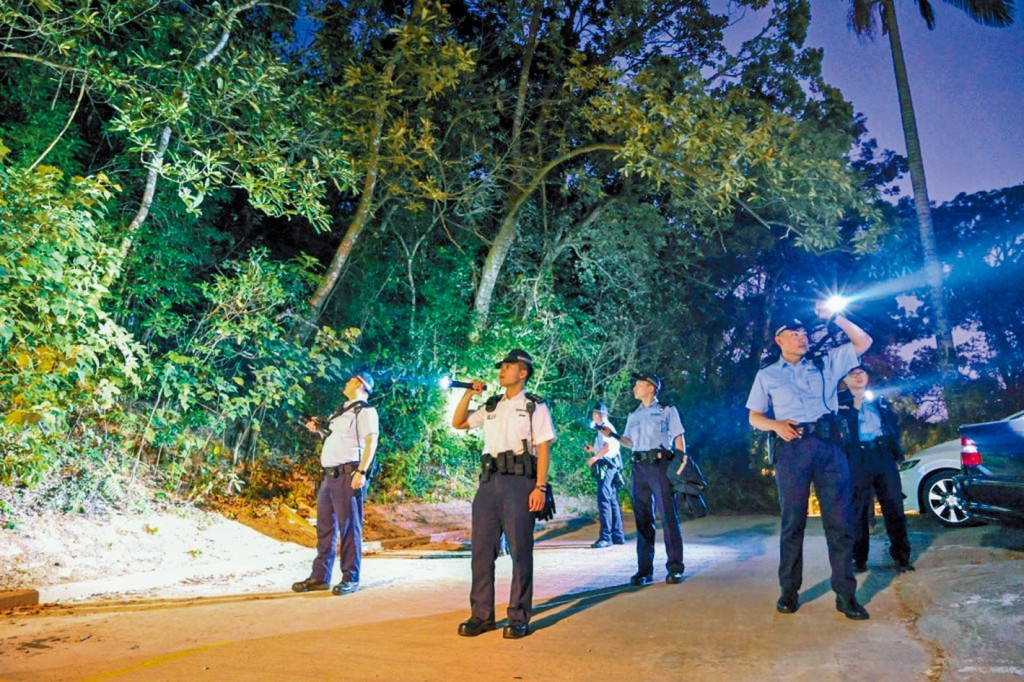 將軍澳警區特遣隊及巡邏小隊在「捲聲行動」中進行高姿態巡邏及掃蕩，搜索企圖爆竊的不法分子。