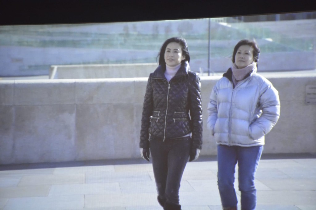 Flora与胡杏儿、宣萱重游英国。