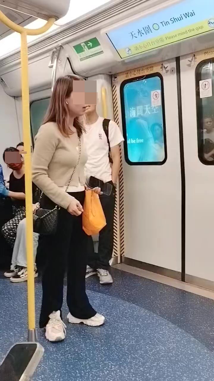 網上流傳一段長髮女在西鐵車廂內，與長者爭位坐的片段。網上截圖
