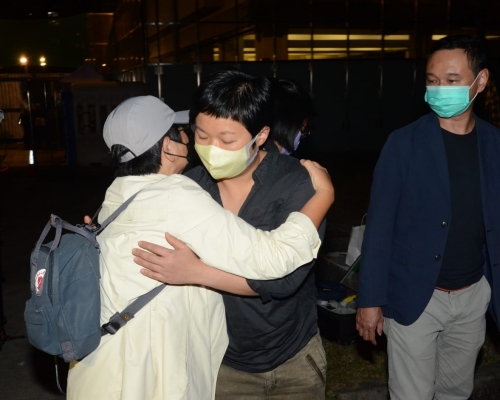 蔡玉玲離開警署後獲同事及好友支持。