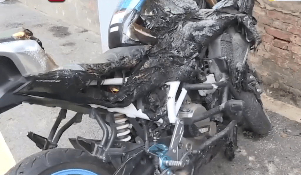 一電單車被燒毀。