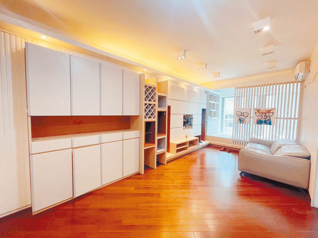 大廰家具以白色為主，鋪設暖色木紋地板。
