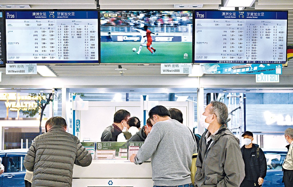 財政司長陳茂波出招為庫房增加收入,將在未來5年向馬會徵收合共120億的「額外足球博彩稅」。