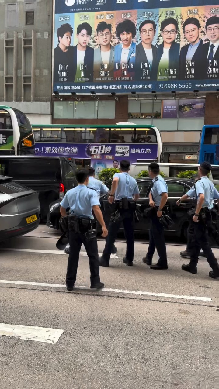 至少8名警員包圍一輛黑色平治私家車,要求司機立即落車。網上片段截圖 至少8名警員包圍一輛黑色平治私家車,要求司機立即落車。網上片段截圖