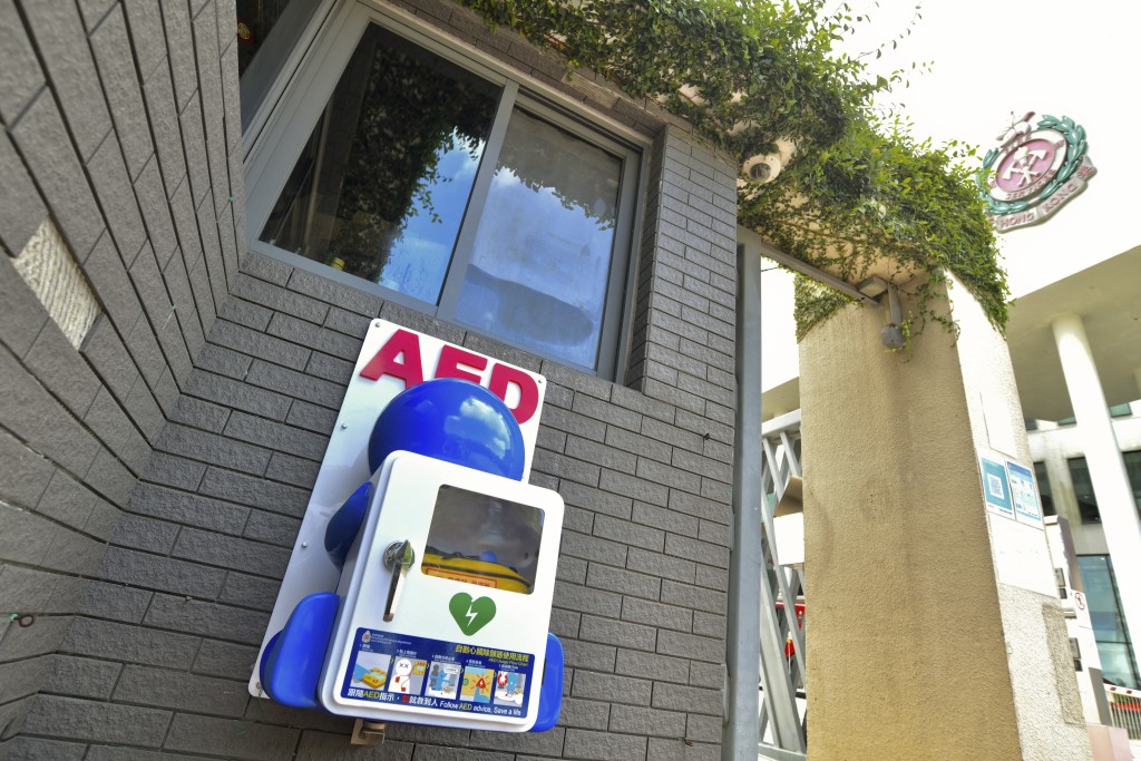 全港消防局及救護站外亦添置AED。資料圖片