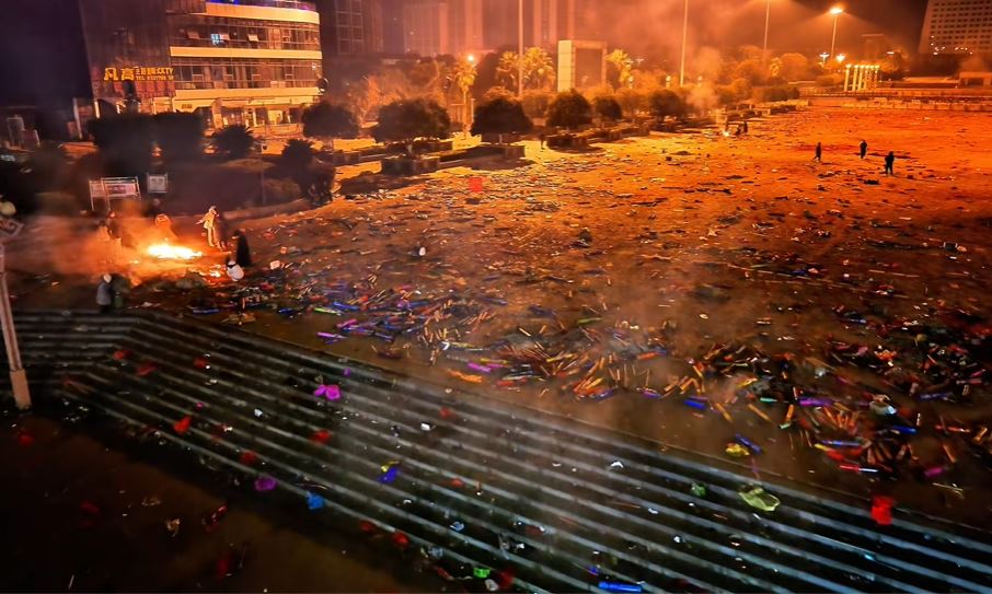 湖南吉首居民過去在跨年或農曆新年等大節日，也會湧到廣場放煙花爆竹。