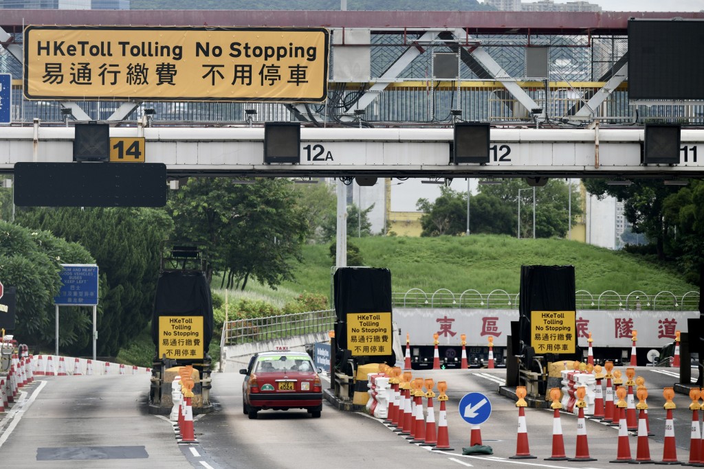 車輛使用已實施易通行的隧道時，毋需再於收費廣場停車繳費。資料圖片