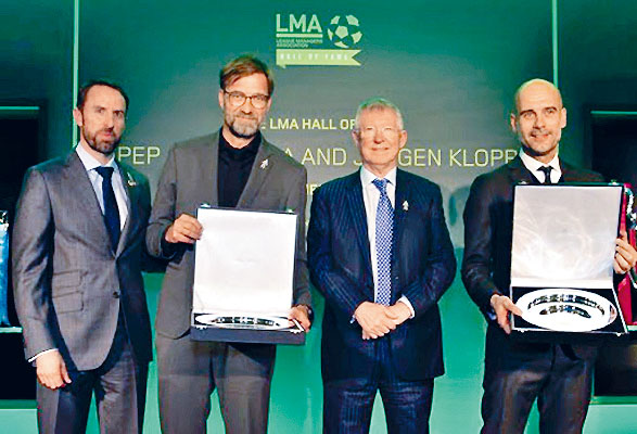 高普（左二）視費格遜（右二）為足體壇教宗。