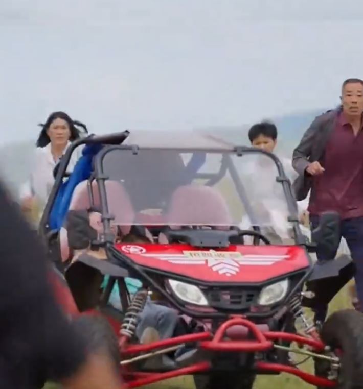 幼童家長及遊客飛身攔截失控越野車不果。抖音@大興融媒