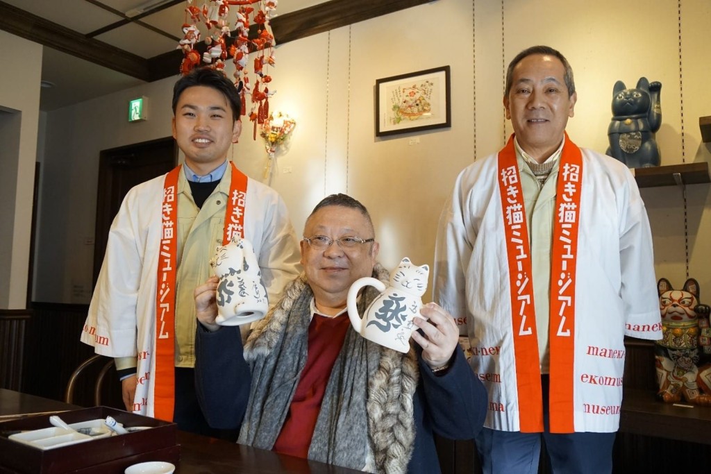 李居明大師曾受邀到訪日本名古屋招財貓專賣店,獲授權訂造全球首創四面佛招財貓和招財貓錢罌,人見人愛,銅鑼灣扶正堂門市有售。 李居明大師曾受邀到訪日本名古屋招財貓專賣店,獲授權訂造全球首創四面佛招財貓和招財貓錢罌,人見人愛,銅鑼灣扶正堂門市有售。