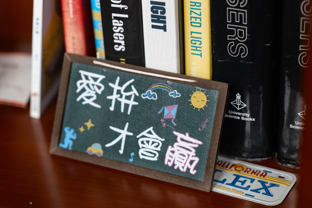 兒子外遊購得的一幅金句小牌,成為衞炳江於校長室中最珍愛的一件紀念品。劉駿軒攝 兒子外遊購得的一幅金句小牌,成為衞炳江於校長室中最珍愛的一件紀念品。劉駿軒攝