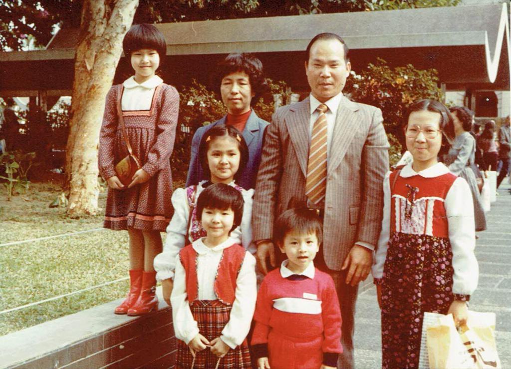 李淑慧（第二排左）感谢父母带给5姊弟温暖的家。