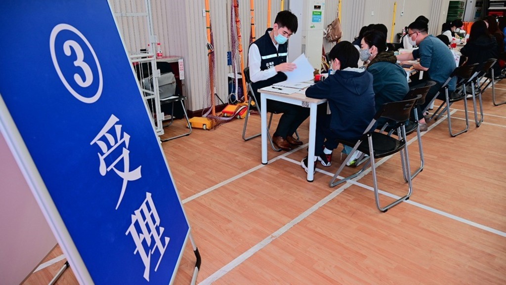 香港入境处驻粤办入境组当日收到逾200份香港旅行证件申请。入境处微博