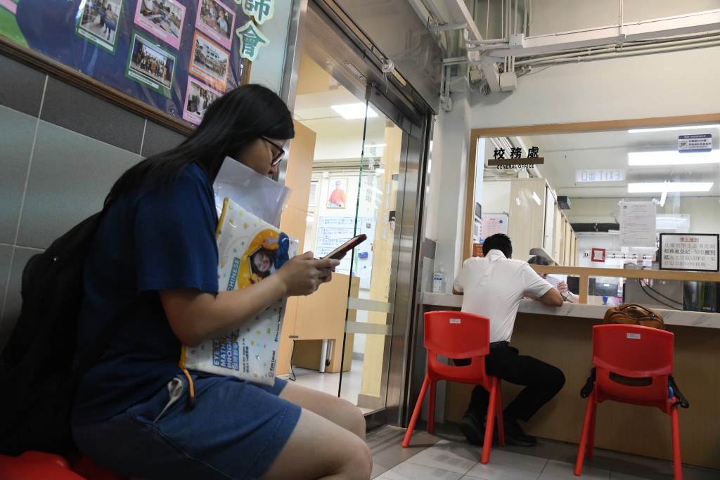 小一入學叩門︱不少家長會為子女到心儀學校「叩門」。何健勇攝 小一入學叩門︱不少家長會為子女到心儀學校「叩門」。何健勇攝