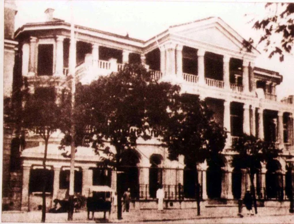 1860年代落成的上海總會（Shanghai Club）曾原址重建，如今是上海外灘華爾道夫酒店的一部分。