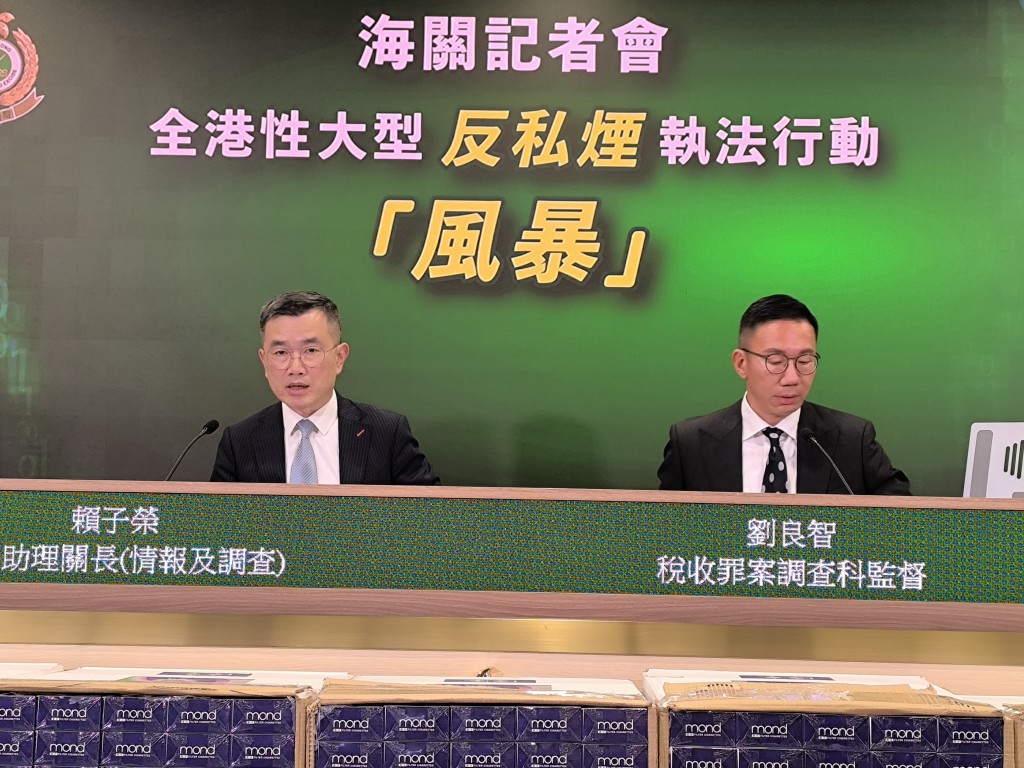 關助理關長(情報及調查)賴子榮(左)表示，香港海關會配合相關決策局的政策，進行可行性研究，推展完稅標籤制度。黃少君攝