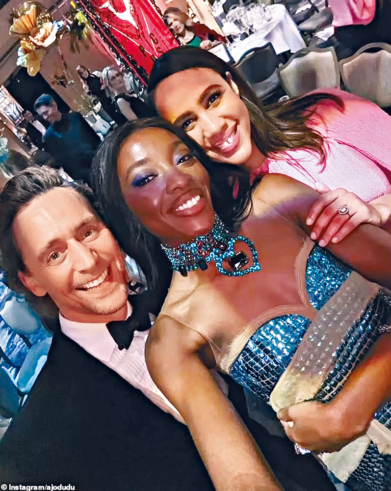 Zawe（右）跟其他人合照時晒出巨型鑽戒，即傳她跟湯（左）已訂婚。