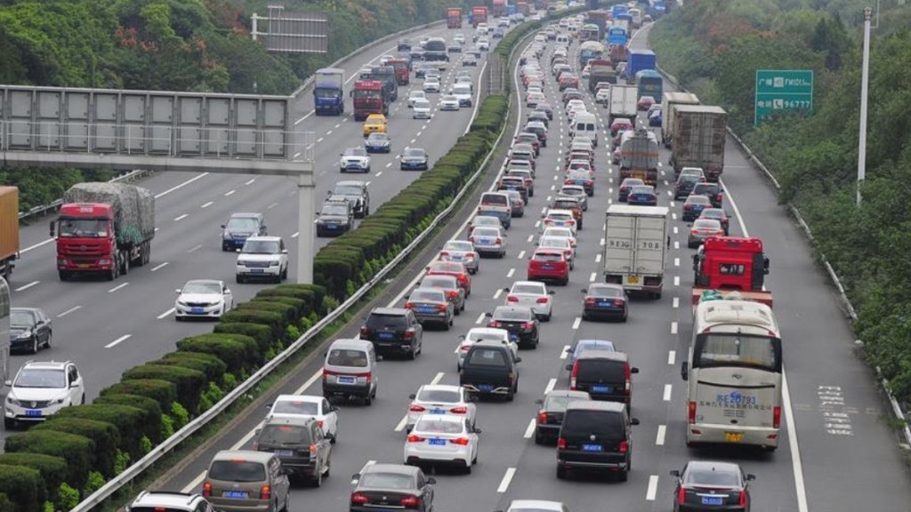 中秋國慶長假，多地對外來車輛實施輕微違規不處罰措施。新華社