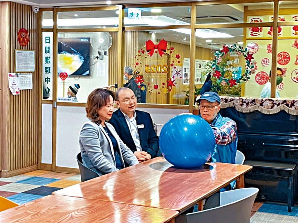 銀創基金會主席陳靜如（左）表示，基金會期望今年號召全港院舍一同推行「自立支援」照顧模式，改善院舍長者生活質素。圖中為院舍院長魏振青，圖右為院友林伯。