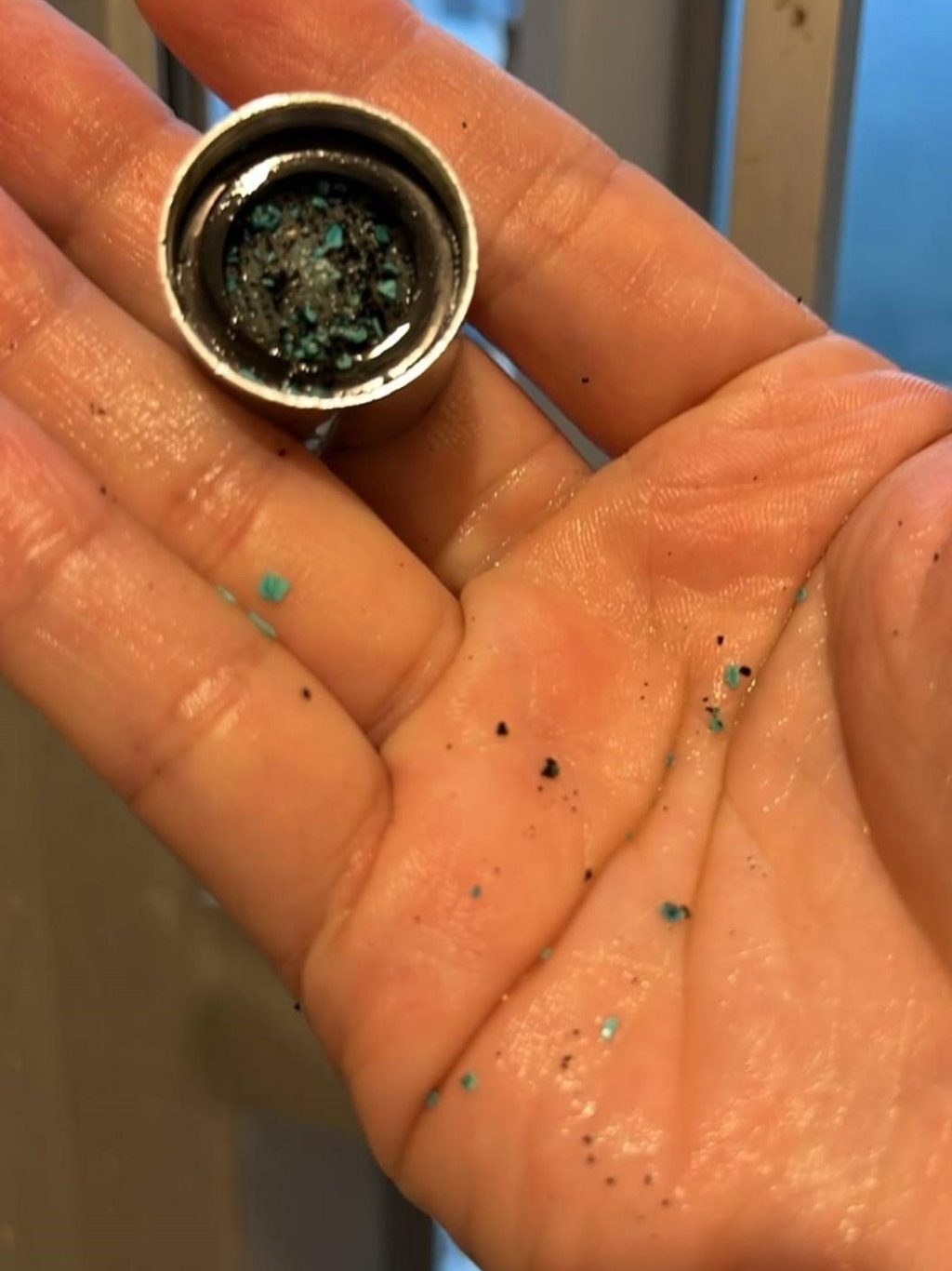 皇后山邨早前傳出食水現黑點。網上圖片 皇后山邨早前傳出食水現黑點。網上圖片