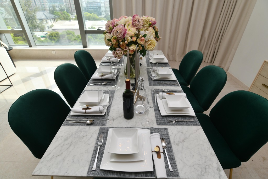 飯廳則擺放長形8人白色雲石餐桌