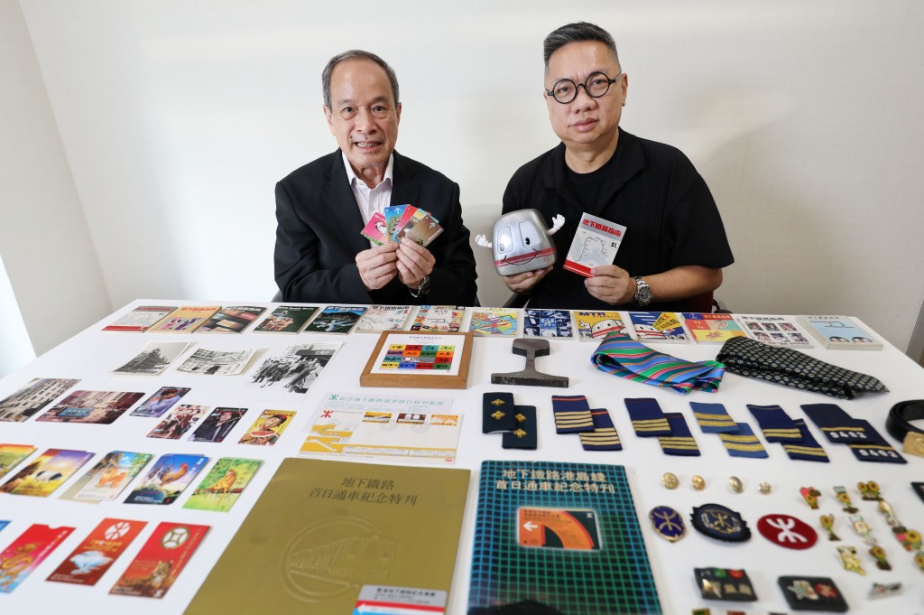 香港著名歷史愛好者鄭寶鴻(左)和設計師兼文物收藏家胡兆昌(右)分享他們多年來的地鐵收藏品。