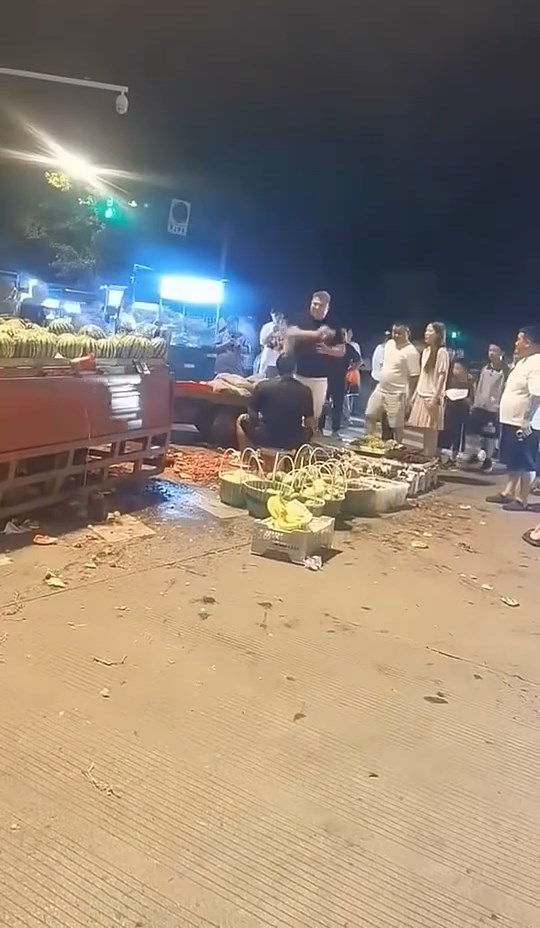男子將一疊現金擲向瓜販的臉。 男子將一疊現金擲向瓜販的臉。