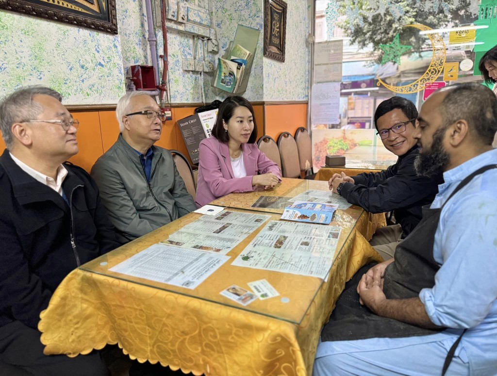 谢展寰和徐浩光在郭芙蓉的陪同下，前往位于葵涌的食肆，了解业界的准备情况。环境及生态局fb