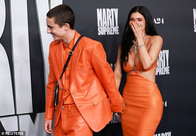 Kylie與添麥菲情侶裝登場，粉碎分手傳聞。