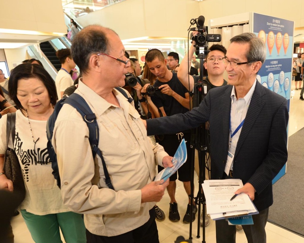 黃遠輝(右)到新港城視察展覽。