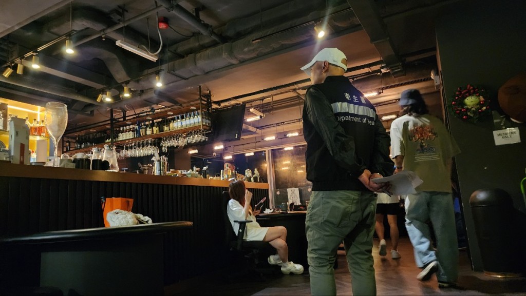 衞生署控煙酒辦人員派員到中環一酒吧「放蛇」並發5張定額罰款通知書。 衞生署控煙酒辦人員派員到中環一酒吧「放蛇」並發5張定額罰款通知書。