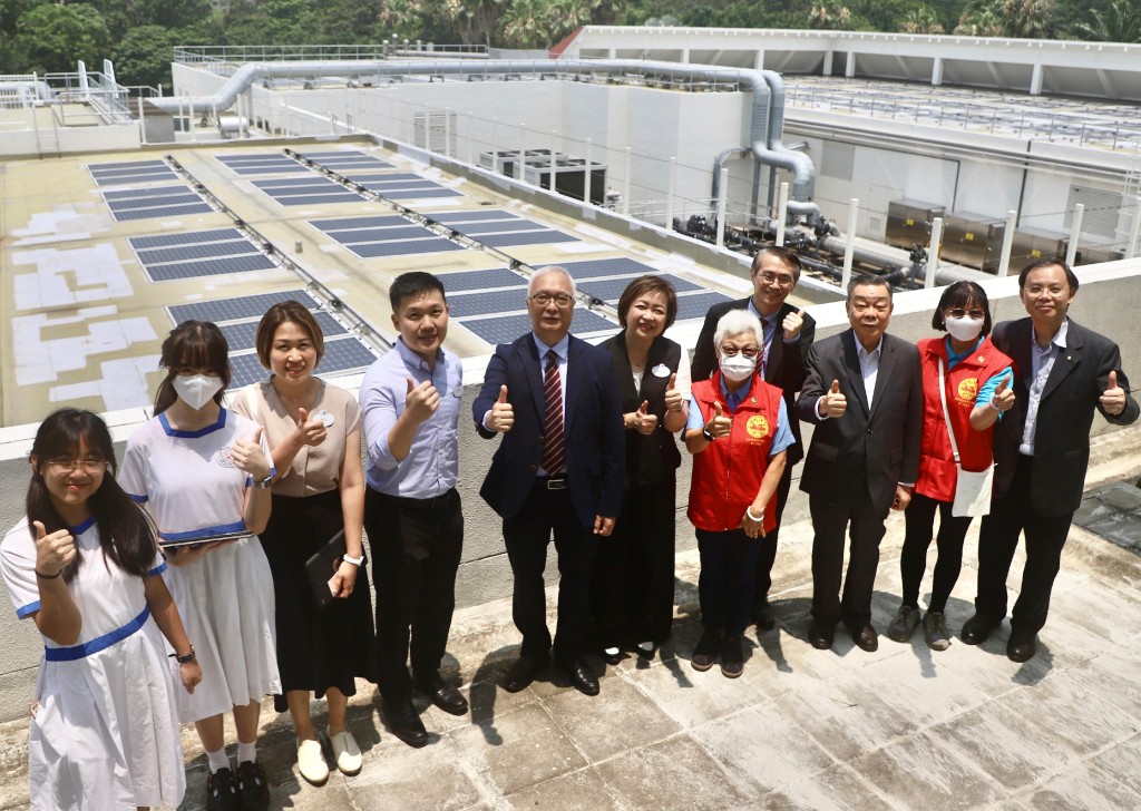 謝展寰（左五）與嘉賓一同參觀香港迪士尼樂園酒店的各項環保設施，包括太陽能發電系統和廚餘回收設施。