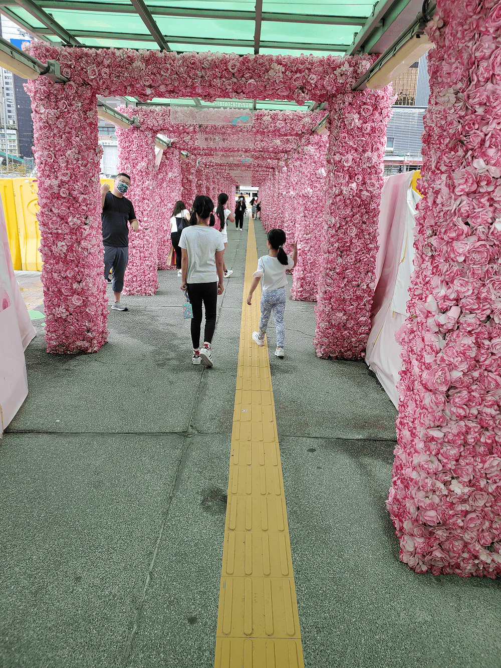 灣仔碼頭的走廊以粉紅色為主調。