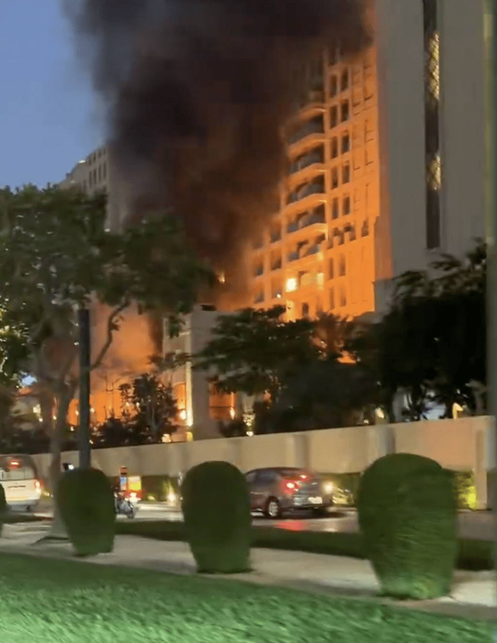 杜拜棕榈岛有酒店疑被导弹碎片击中，有浓烟冒上半空。X影片截图