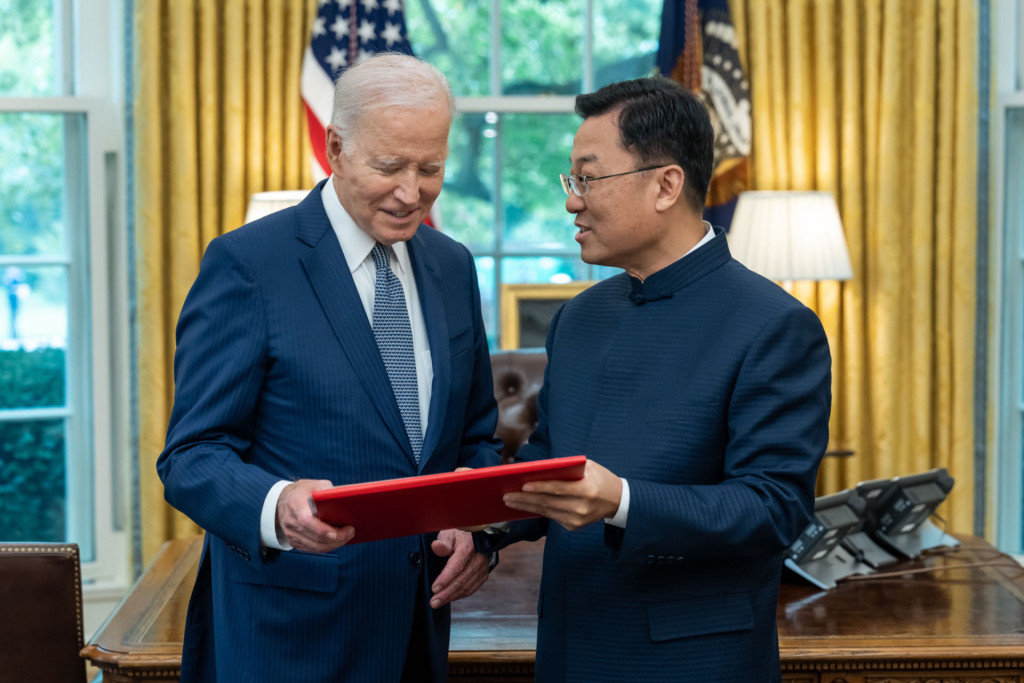 中国驻美大使谢锋去年向美国总统拜登递交国书。