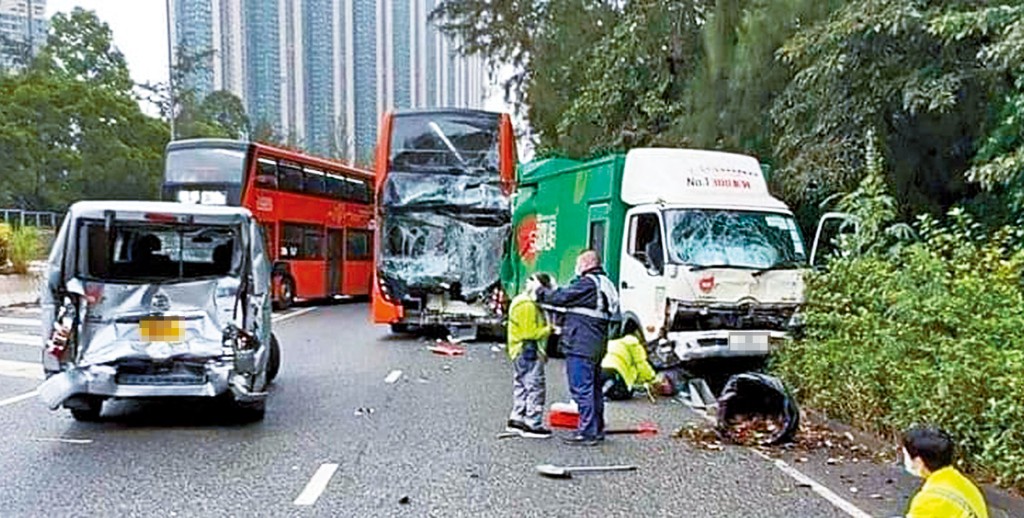 東涌三車相撞車禍現場，有傷者被困貨車車底。