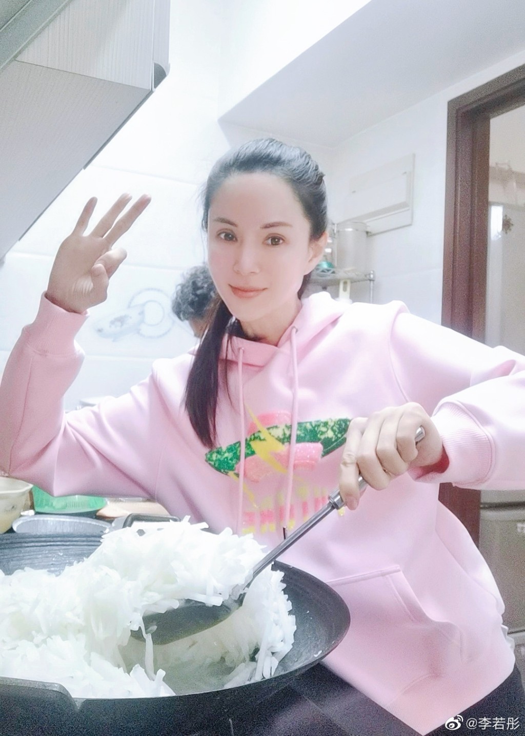 李若彤日前親手整蘿蔔糕。
